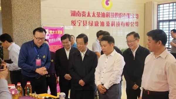 湖南省委副書記、省長(zhǎng)許達(dá)哲視察貴太太，鼓勵(lì)貴太太打造一流茶油品牌，助力產(chǎn)業(yè)扶貧